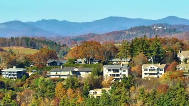 北卡罗莱纳州郊区黄树间山顶上的大家族住宅的空中景观 美国郊区的房地产开发 — 图库视频影像