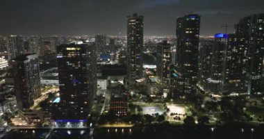 Miami Brickell 'in şehir merkezindeki hava görüntüsü Florida, ABD' de gece. Modern Amerikan megapolis 'indeki yüksek rıhtım ve yerleşim binaları.