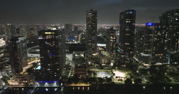 アメリカ合衆国フロリダ州マイアミ ブリッケル市のダウンタウンオフィス地区を夜景で眺める 現代アメリカのメガポリスにあるハイウォーターフロントの商業と住宅の高層ビル — ストック動画