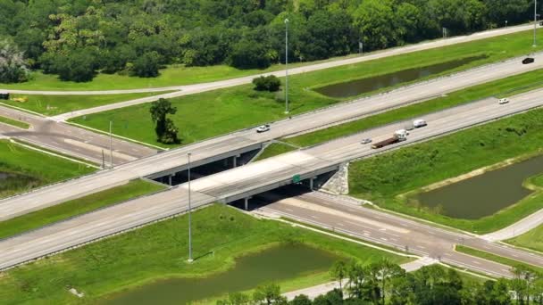 Luchtfoto Van Snelweg Viaduct Met Rijdende Auto Vrachtwagens — Stockvideo