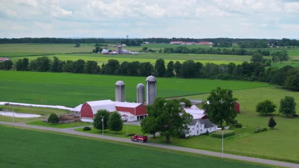 アメリカの農業風景 アメリカ合衆国オハイオ州の農場納屋とサイロ — ストック動画