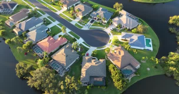 美国梦之家位于美国郊区的乡村死胡同大街上 位于佛罗里达州北部港口区海滨居民住宅的上方景观 — 图库视频影像