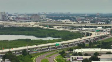 Tampa, Florida 'da hızlı sürüş araçları olan Amerikan otoyolu paralı yolu. ABD ulaşım altyapısının üstünden görüntüle.