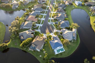 Florida banliyö bölgesindeki geniş aile evlerinin hava akşam manzarası. Amerikan banliyölerinde gayrimenkul geliştirme.