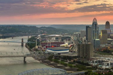 Günbatımında ABD 'nin Ohio şehrinin merkezindeki Cincinnati şehrinin hava manzarası. Modern Amerikan şehir merkezindeki parlak gökdelen binaları.