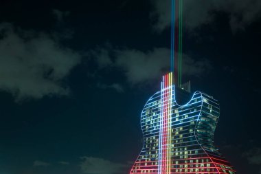 Gitar görüntüsü Seminole Hard Rock Otel ve Kumarhane yapısı Hollywood, Florida 'da parlak neon renkli ışıklarla aydınlatıldı..