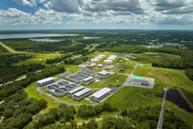 Kentsel atık su arıtma tesisindeki modern su temizleme tesisinin havadan görüntüsü. İstenmeyen kimyasalların, askıya alınmış katı maddelerin ve gazların kirlenmiş sıvılardan çıkarılması süreci.