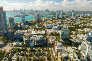 Güney Sahili mimarisinin havadan görünüşü. Yüksek lüks otelleri ve apartmanları olan Miami Beach City. Güney Florida, ABD 'deki turizm altyapısı.