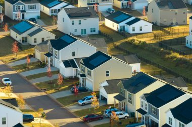 Güney Carolina yerleşim bölgesindeki sıkışık evlerin havadan görüntüsü. Amerikan banliyölerinde emlak gelişimine örnek olarak yeni aile evleri.