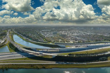 Miami, Florida 'da hızlı hareket eden araçları ve kamyonları olan büyük Amerikan otoyolu kavşağı. ABD ulaştırma altyapı kavramı.