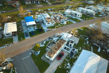 Florida yerleşim bölgesindeki Ian kasırgasından sonra ağır hasar görmüş mobil evler. Doğal afetin sonuçları..