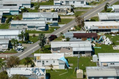 Florida 'daki taşınabilir evleri kasıp kavuran güçlü rüzgârlı banliyö evleri. Doğal afetin sonuçları..