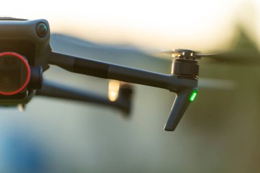 Dijital kameralı ve hızlı dönen pervaneli drone kuadkopteri video ve resim çekiyor.