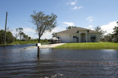Banliyö yerleşim bölgesinde Florida yolunu su basmış. Sürüş tehlikesi. Kasırga doğal felaketinin sonuçları..