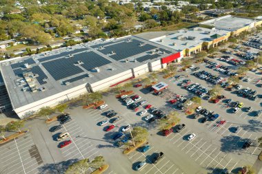 Park yeri ve park yerleri için çizgileri ve işaretleri olan bir sürü park edilmiş araba var. Alışveriş merkezinin önünde araçlar için yer.