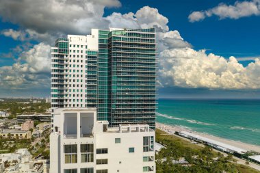 Güney Florida, ABD 'deki Miami Beach City' de. Yüksek lüks oteller ve apartmanlar. ABD 'de turizm altyapısının yüksek açılı görünümü.