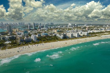 Miami Plajı güney Florida 'da popüler bir tatil yeridir. Kumsal yüzeyi ve turist altyapısı.