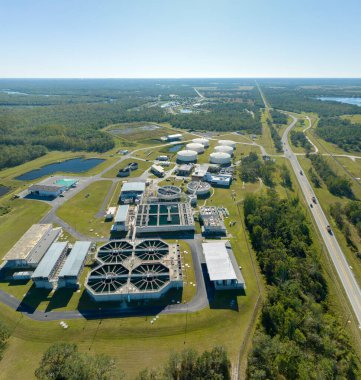 Kentsel atık su arıtma tesisinde modern su temizleme tesisi. İstenmeyen kimyasalların, askıya alınmış katı maddelerin ve gazların kirlenmiş sıvılardan çıkarılması süreci.