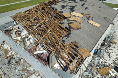 Doğal felaket ve sonuçları. Ian Kasırgası Florida yerleşim bölgesindeki çatı ve duvarları yıktı.