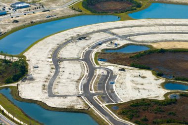 Florida banliyölerindeki hazır topraklarda konut inşaatına hazır yeni bir banliyö bölgesi. ABD 'de emlak piyasası.