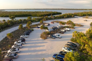 Manasota Key, ABD 'deki Florida Blind Pass plajında park yeri. Ocean Beach otoparkına arabaların park edildiği bir yer. Sahilde yaz tatili.