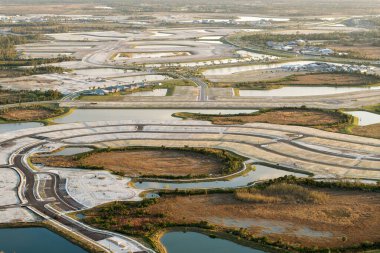 Florida kırsal kesiminde inşaat çalışması için hazırlanıyor. ABD 'nin banliyölerindeki konutların geliştirilmesi.