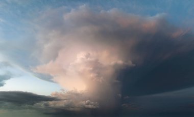 Florida 'da yaz fırtınası sırasında sağanak yağmur bulutları yağar..