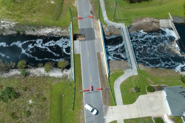 Yol yapımı. Kolluk kuvvetleri Florida 'daki asfaltı sel bastıktan sonra yıkılan köprüye araba erişimini engelliyor. Yol çalışması alanında güvenlik ekipmanları.