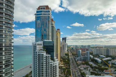 Yoğun şehir trafiği, pahalı otelleri ve Atlantik Okyanusu kıyısındaki apartman binaları olan Sunny Isles Beach şehri. Güney Florida 'daki Amerikan turizm altyapısı.
