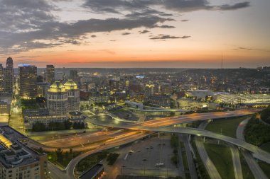 ABD ulaşım altyapısı konsepti. Cincinnati City, Ohio 'daki Amerikan kavşağından gece hızlı hareket eden arabalar ve kamyonlarla görüntülenir..