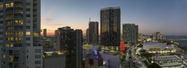 Gün batımında ABD 'nin Florida kentindeki Miami Brickell semtindeki beton ve cam gökdelen binalarından görüntü. Amerikan megapolis 'i ve karanlık çöktüğünde finans bölgesi.