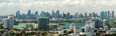 ABD 'nin Florida kentindeki Miami Brickell semtindeki beton ve cam gökdelen binalarından görüntü. Güneşli bir günde iş dünyasının finans bölgesiyle Amerikan megapolis 'i.