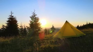 Yürüyüş parkurunda kamp çadırı kurmuşlar. Gün batımında dağ kampında. Aktif turizm ve yürüyüş konsepti.