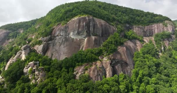 チムニー ロック Chimney Rock アメリカ合衆国ノースカロライナ州のブルーリッジ山脈州立公園にある大きな花崗岩のボルダーである アパラチア人のアメリカ旅行先 — ストック動画