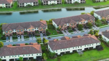 Florida 'daki apartmanlar göl suyuyla çevrili kapalı yaşam alanları. Amerikan banliyölerinde emlak gelişimine örnek olarak aile evleri.