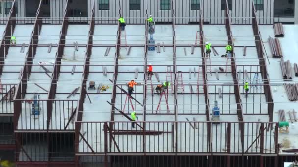 建筑工地用硬帽工人组装金属框架墙 商业结构大开发区的空中景观 美国的房地产市场 — 图库视频影像