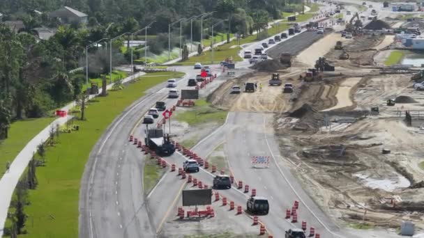 フロリダ州ノースポートの高速道路建設 交通自動車を移動するアメリカの道路の開発 都市交通の改善 — ストック動画