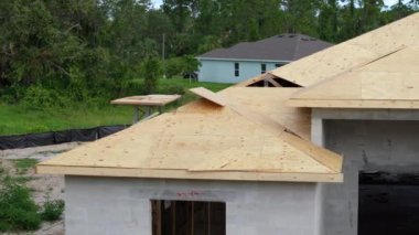 Çatı montajı yapılan bir ev. Florida kırsal kesiminde ahşap çatı yapısı olan özel bir ev. Gayrimenkul geliştirme kavramı.