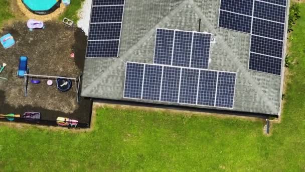 Běžný Obytný Dům Usa Střechou Pokrytou Solárními Fotovoltaickými Panely Pro — Stock video