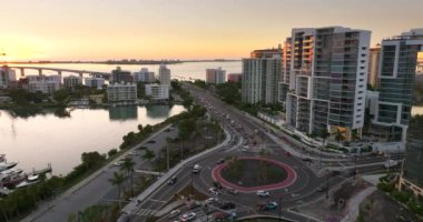 Florida, Sarasota 'da, hareket halindeki trafik arabalarıyla kavşak kavşağı. Kentsel dairesel ulaşım kavşağı