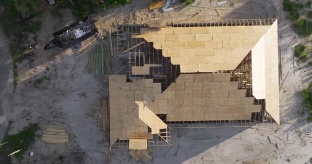Budowa Dachu Nowym Placu Budowy Domu Niedokończony Dach Domu Mieszkalnego — Wideo stockowe