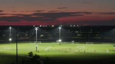 Florida, North Port 'taki halka açık bir spor parkında futbol maçında antrenman yapan sporcular..