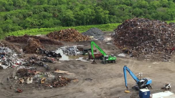 Basurero Acero Con Grúas Reciclando Chatarra Vieja Equipos Desguace Industrial — Vídeos de Stock