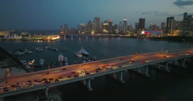Trafik kazaları gece Miami, Florida 'daki karayolu köprüsünde yavaşlamaya neden oldu.