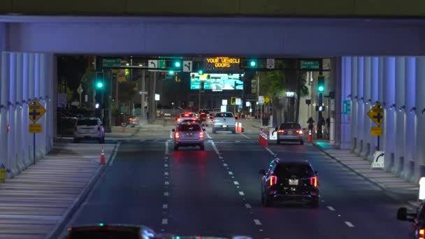 Persimpangan Jalan Perkotaan Dengan Lampu Lalu Lintas Dan Mobil Yang — Stok Video