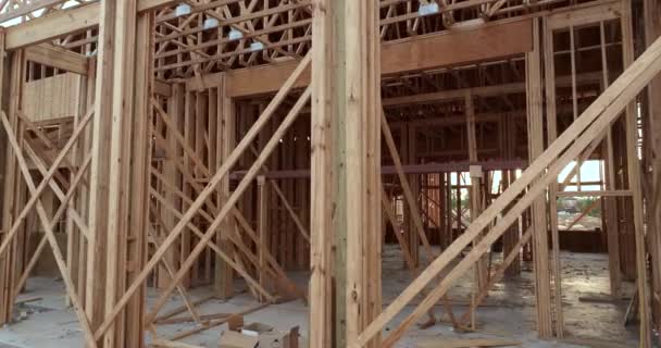 Konstrukcja Drewniana Nowego Budynku Mieszkalnego Budowie Mieszkaniowa Produkcja Mieszkaniowa Materiałów — Wideo stockowe