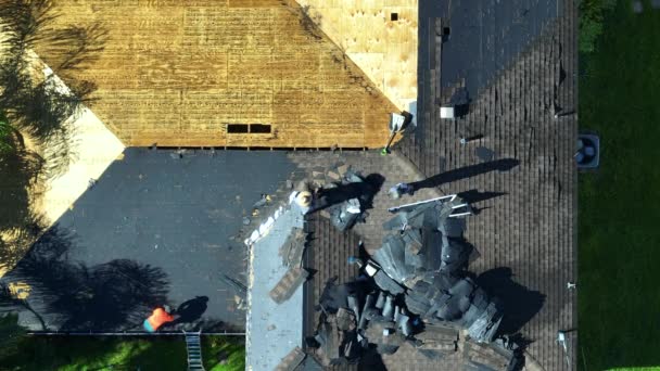 工人们在私人房顶上把旧的沥青路面换成新的 佛罗里达州家中的屋顶修理 房地产开发概念 — 图库视频影像