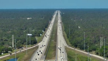 Sarasota County, Florida 'da yoğun saatlerde hızlı sürüş yapan arabaların bulunduğu geniş bir otoyolun üstünde. ABD ulaştırma altyapı kavramı.