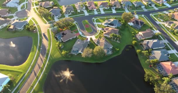 フロリダ州南西部の小さな町の高価な住宅の空中ビュー アメリカの郊外における不動産開発の例としてのアメリカの夢の家 — ストック動画