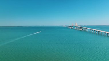 Florida 'daki Tampa Körfezi üzerindeki Sunshine Skyway Köprüsü' nün hava görüntüsü. Ulaşım altyapısı kavramı.